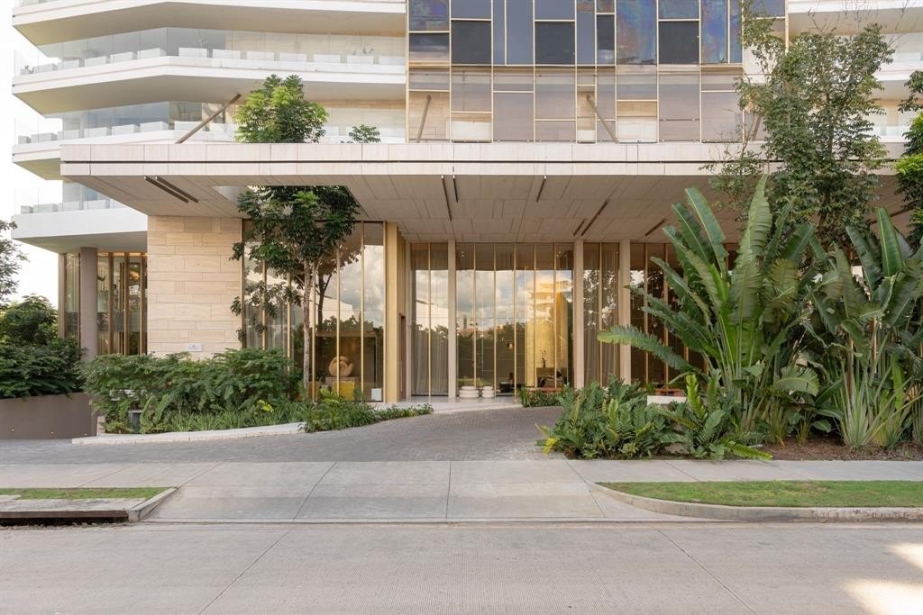 Currently Displayed Property Photo