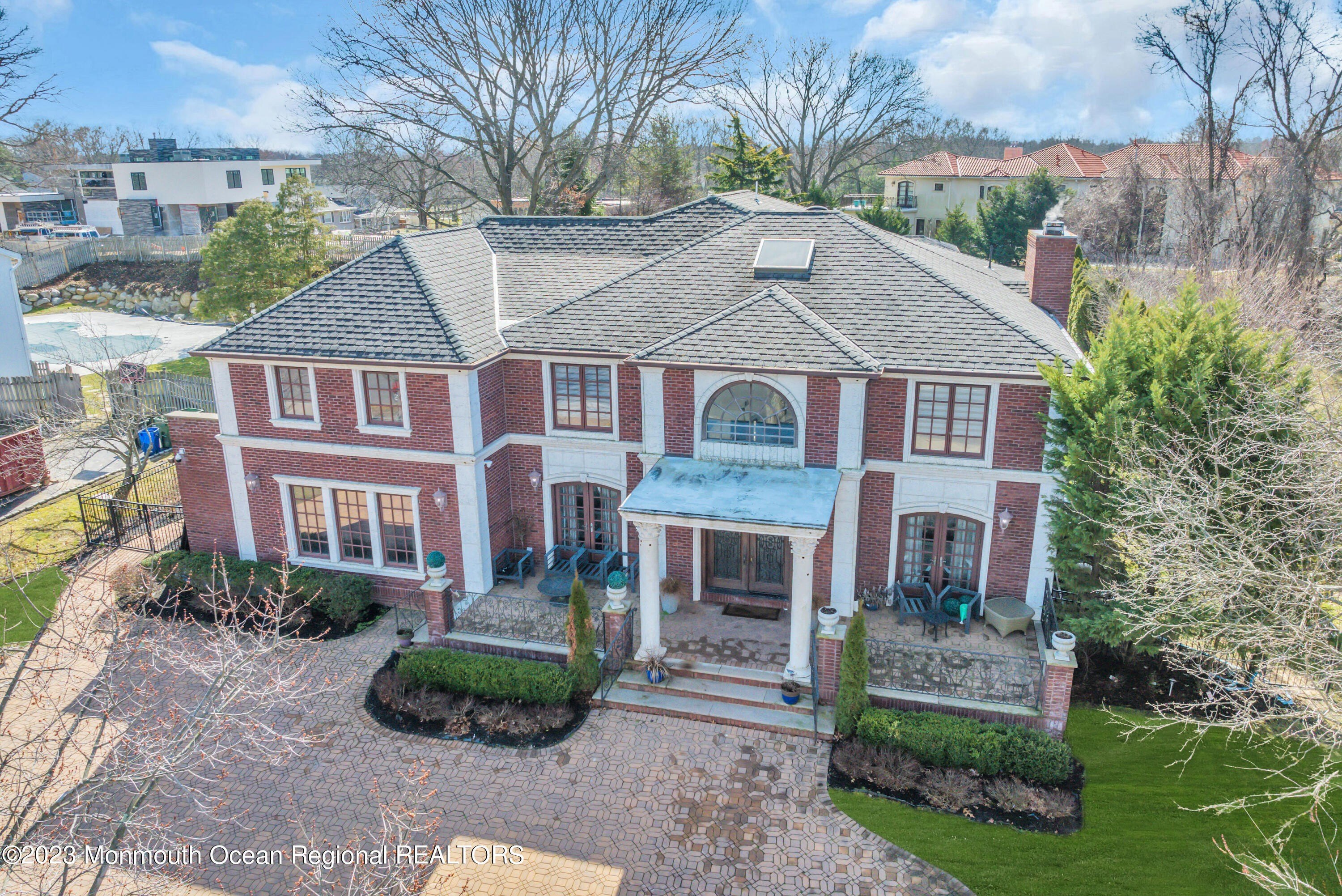 Currently Displayed Property Photo