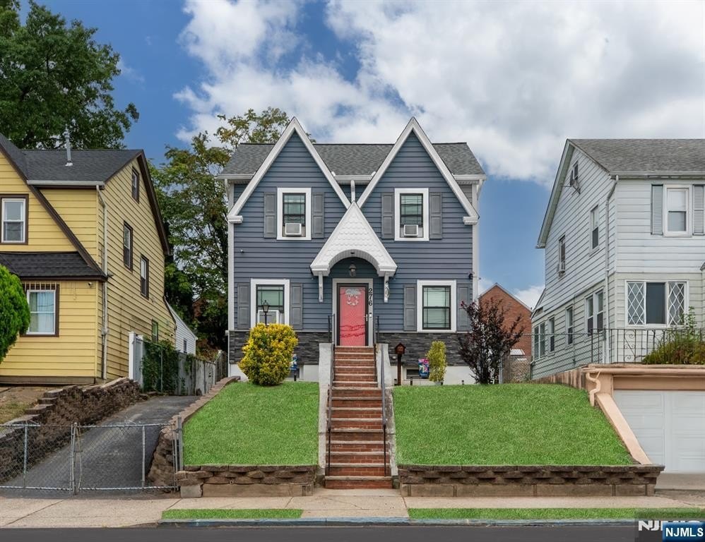 Currently Displayed Property Photo