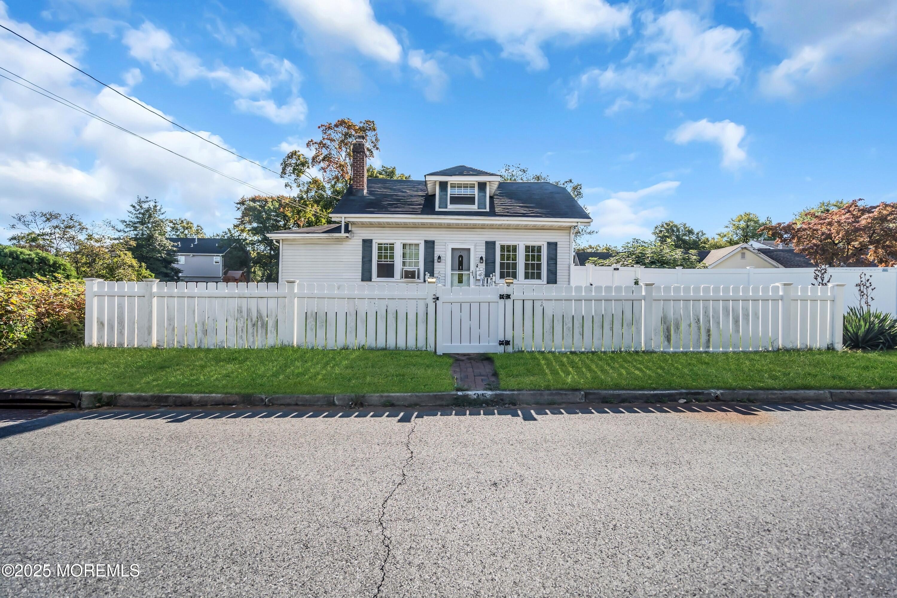 Currently Displayed Property Photo