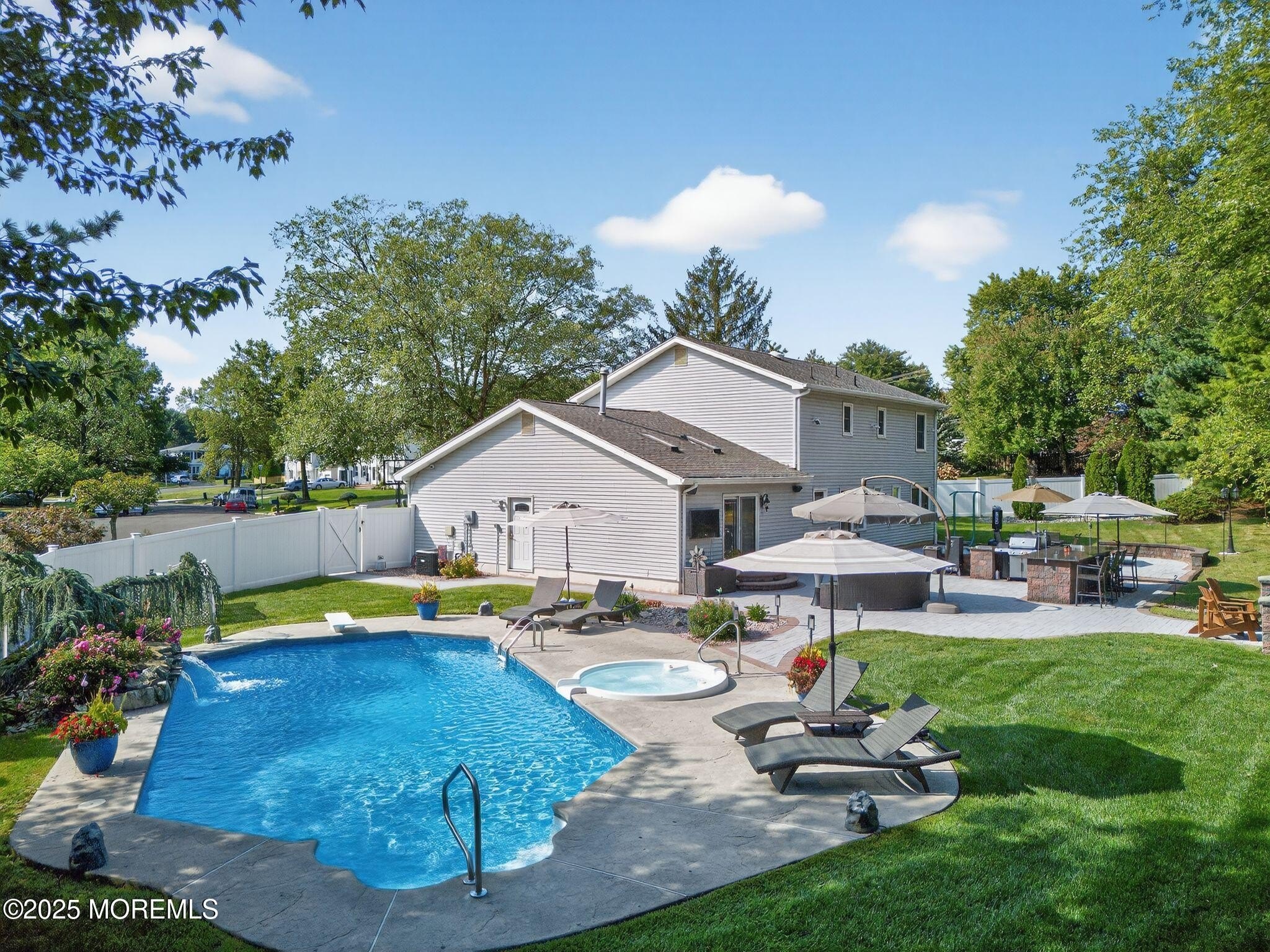 Currently Displayed Property Photo