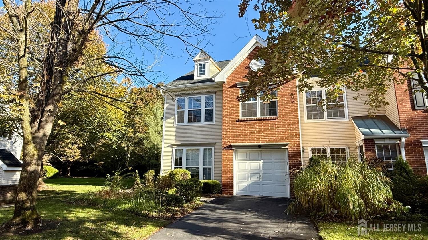 Currently Displayed Property Photo