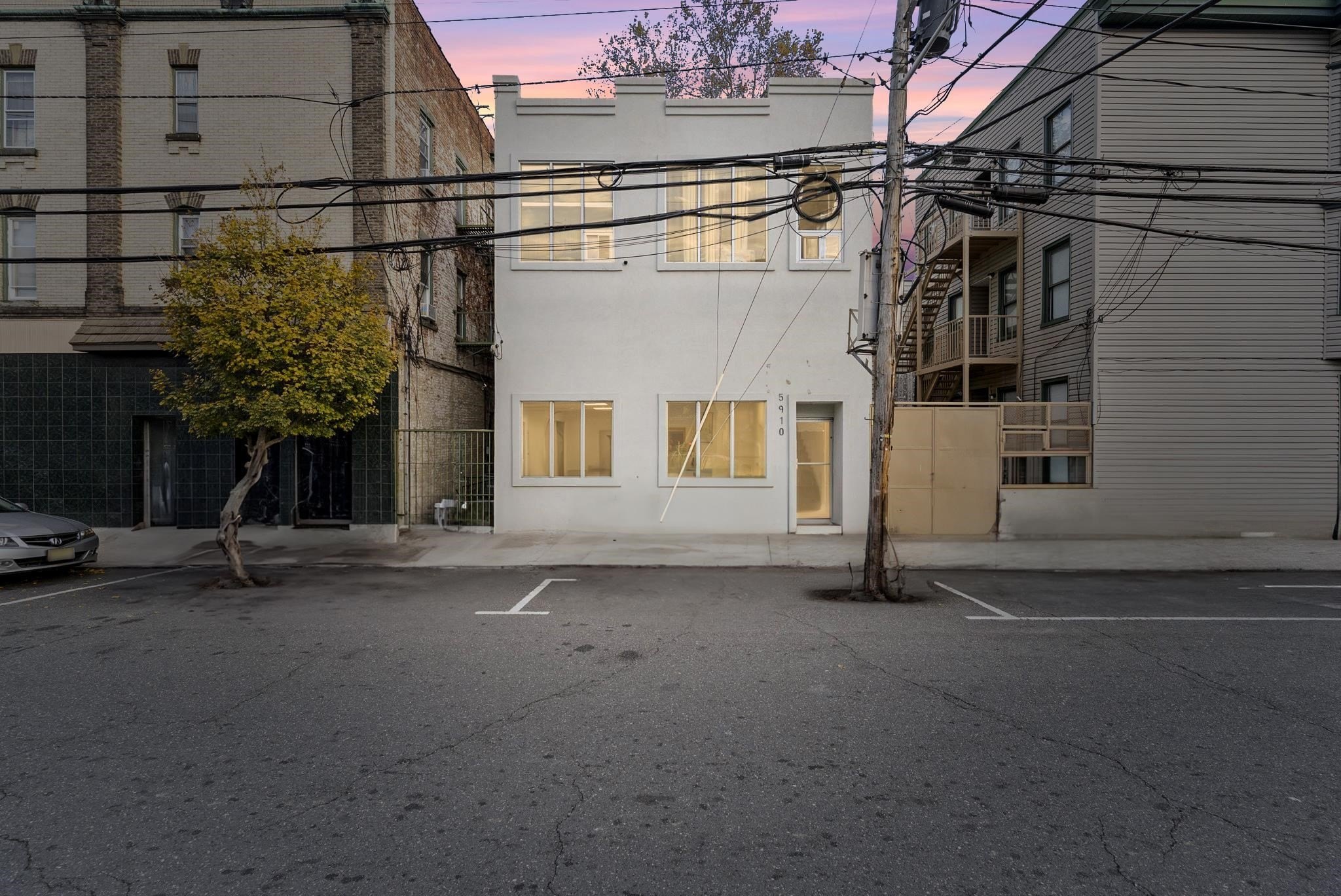 Currently Displayed Property Photo