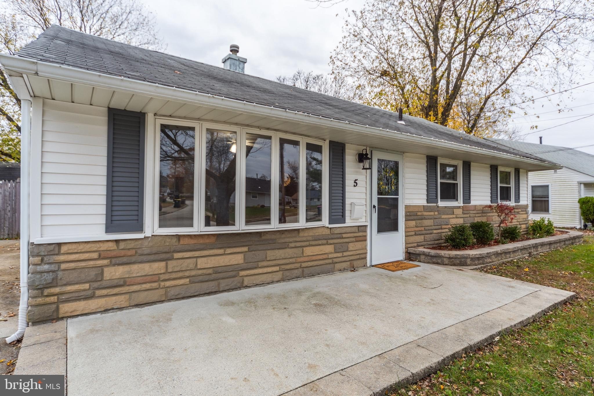 Currently Displayed Property Photo