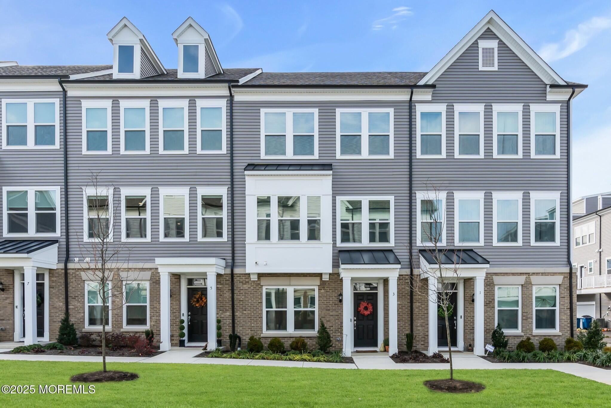 Currently Displayed Property Photo