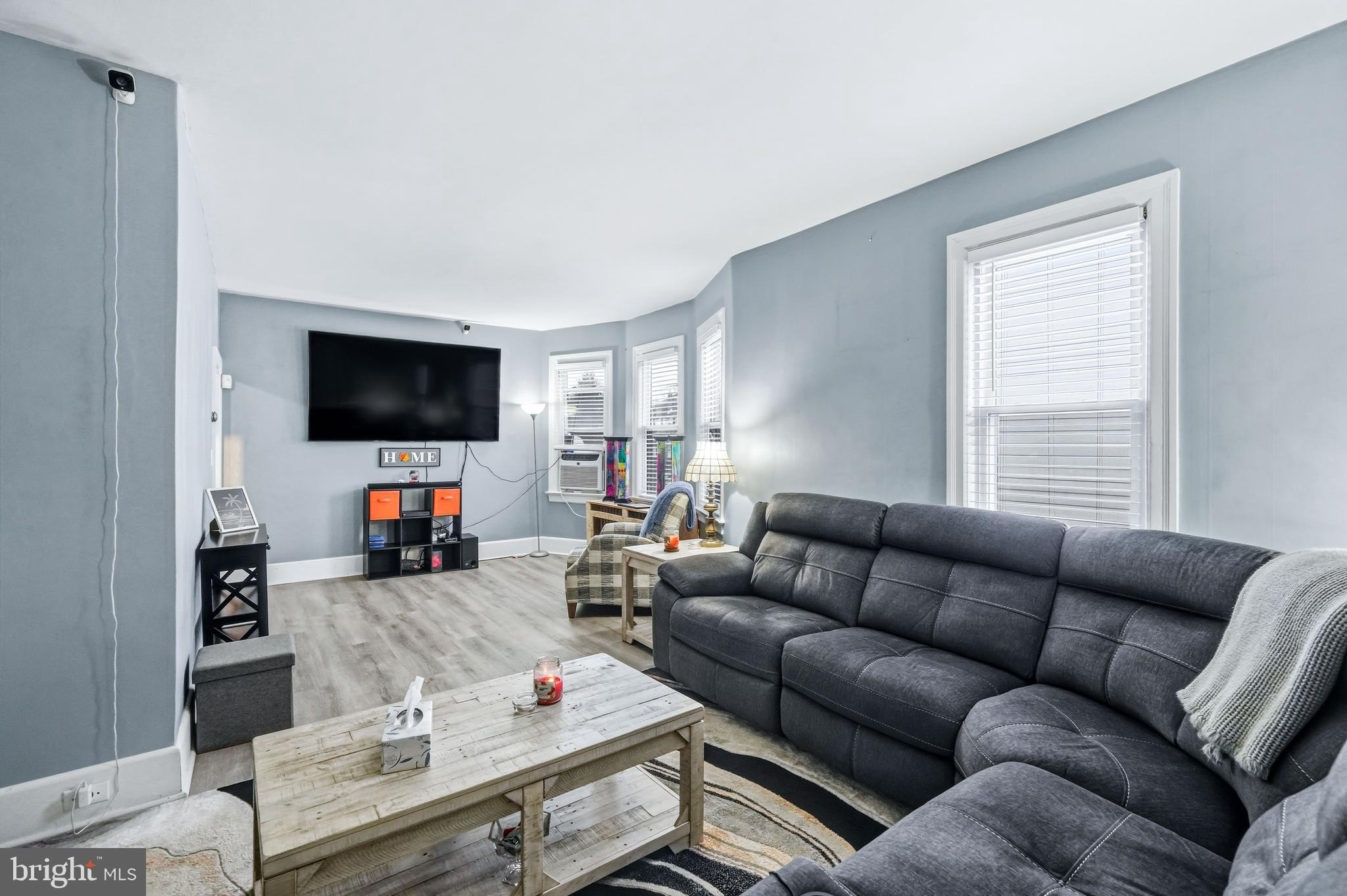 Currently Displayed Property Photo