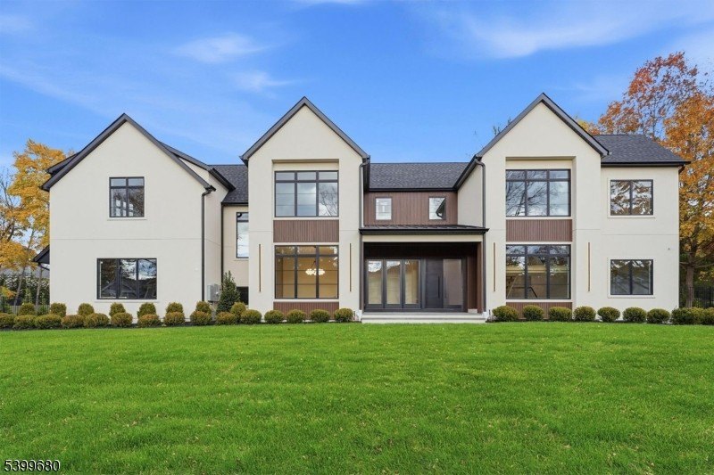 Currently Displayed Property Photo