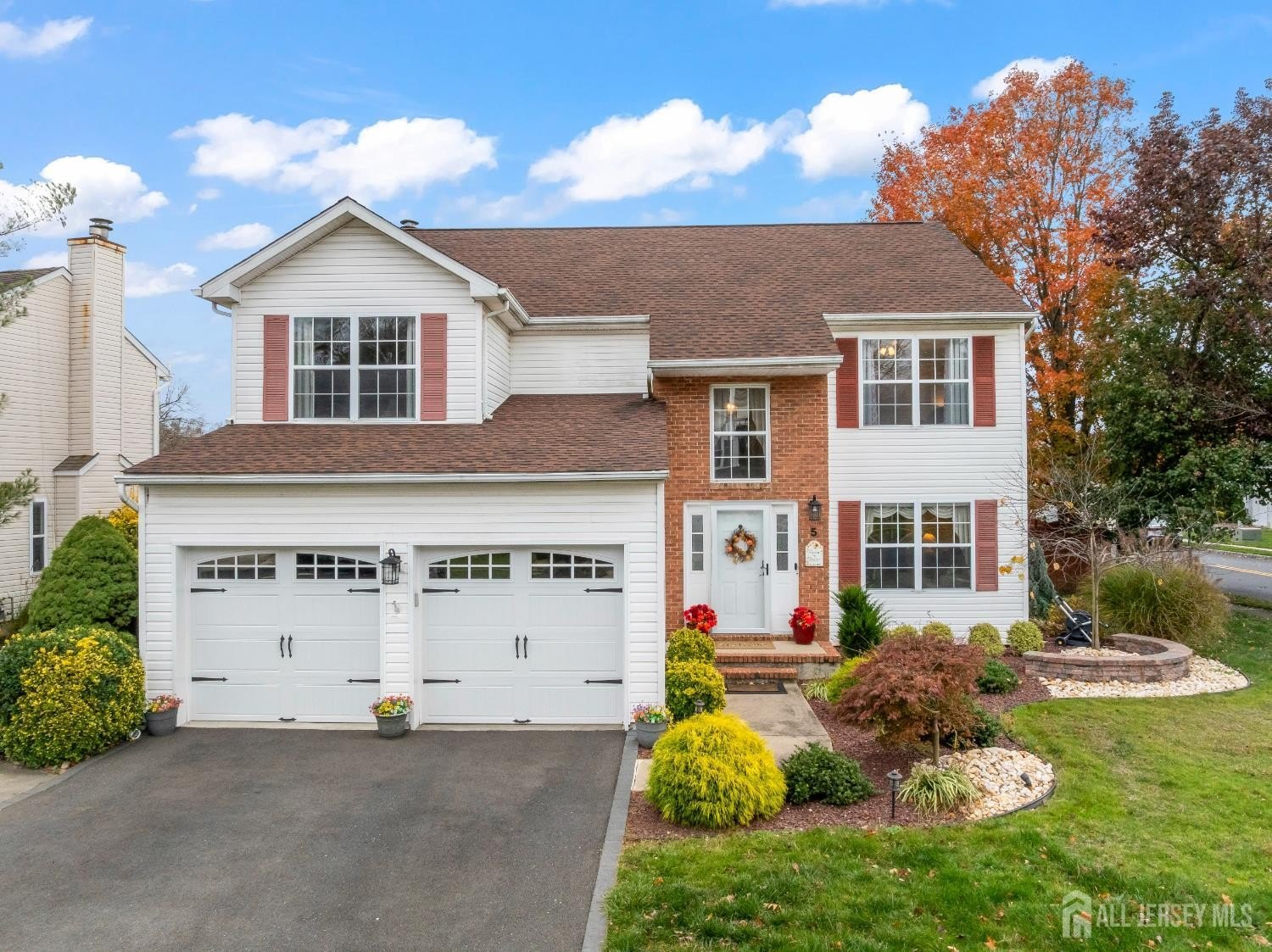 Currently Displayed Property Photo