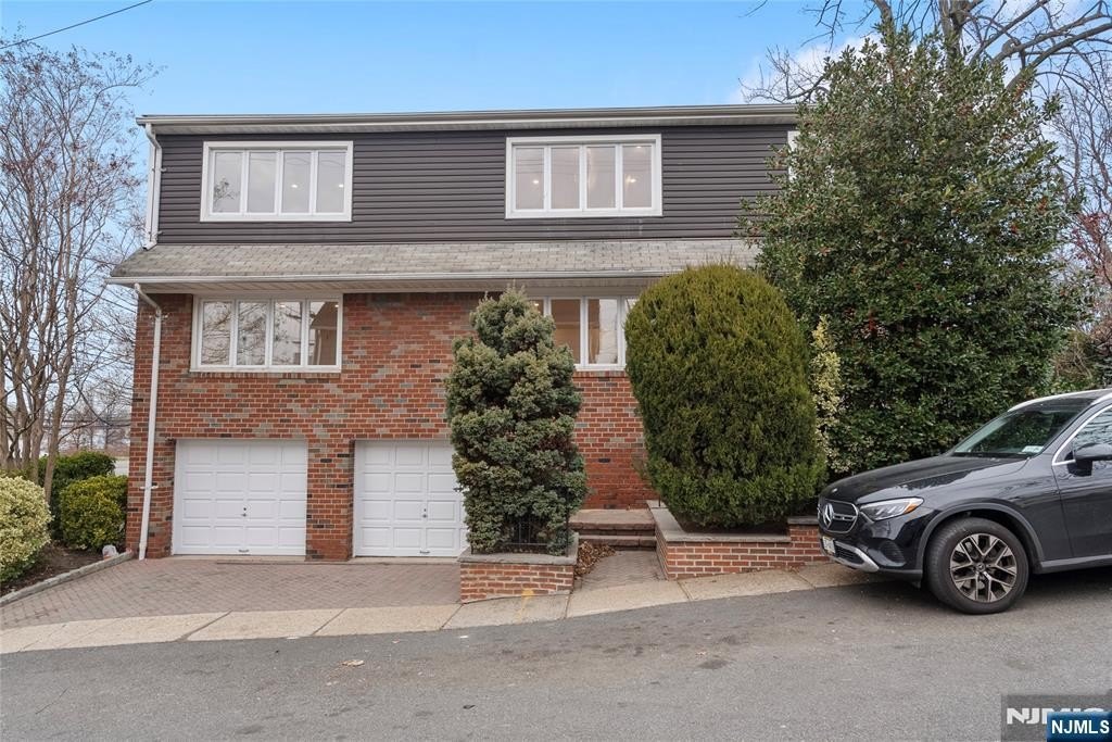 Currently Displayed Property Photo